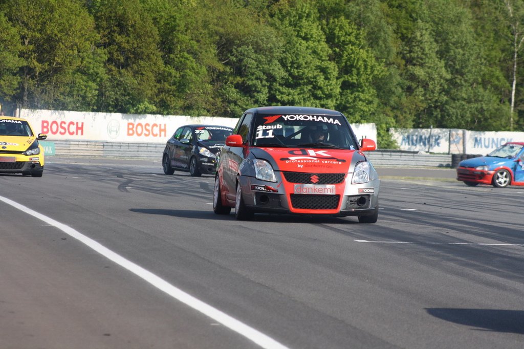 Ravage mellem Jimmy Bob Søgaard Jensen i sin blå og røde Peugeot og Jan Vestergaard (#33) betød desværre at begge måtte udgå af heat 2
(Foto: Agnes Straarup)